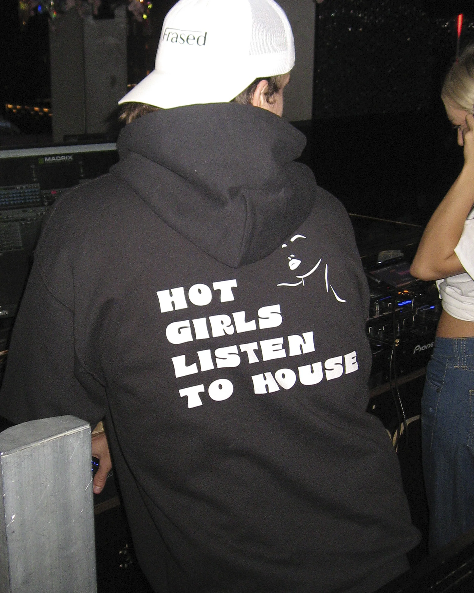 HOT GIRLS LISTEN TO HOUSE - HOODIE - Image 6